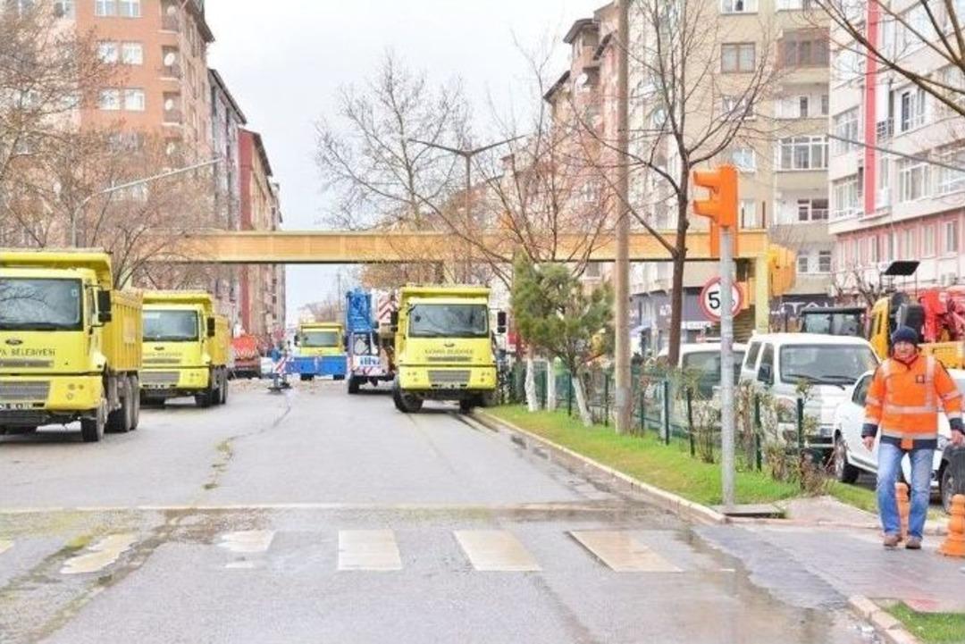 Menderes Caddesi&rsquo;ndeki &Uuml;st Ge&ccedil;itte Yıkıldı