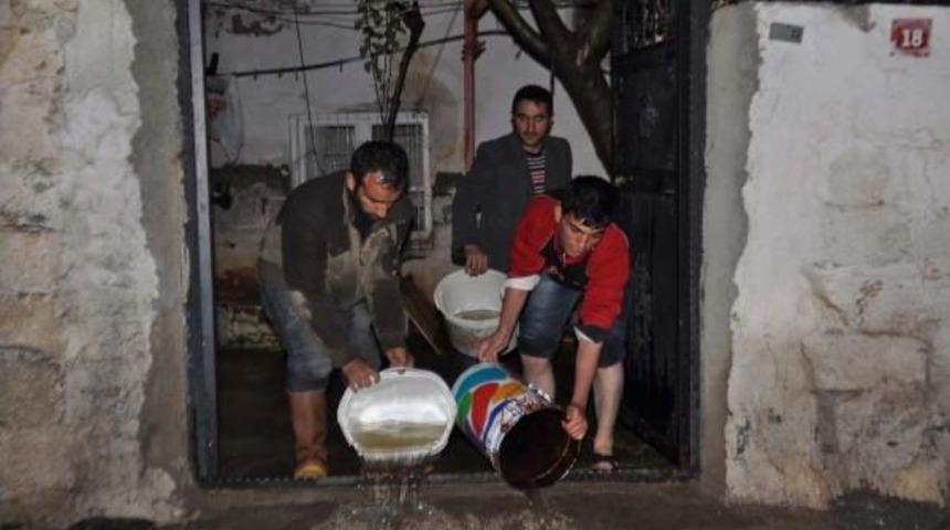 Adıyaman'da Ev Ve Iş Yerlerini Su Bastı