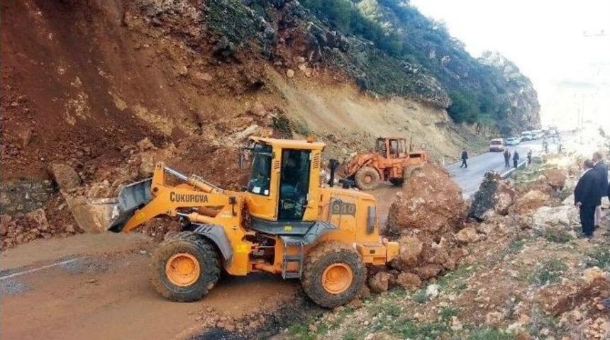 Adıyaman-&ccedil;elikhan-malatya Yolunda Heyelan