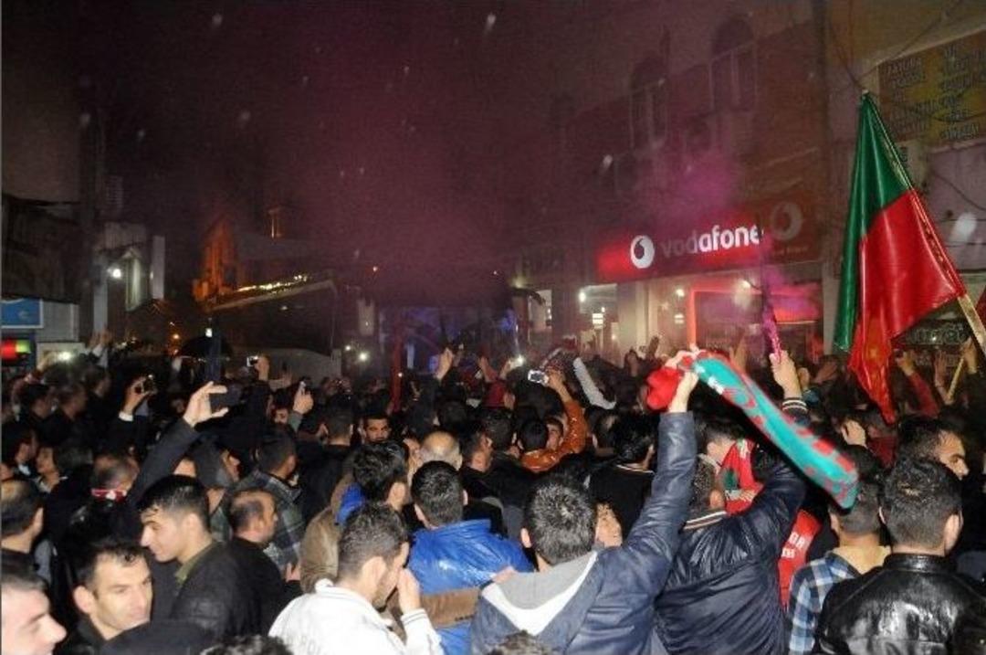 Cizrespor&rsquo;un Şampiyonluk Sevinci Sokakları Panayır Alanına &Ccedil;evirdi