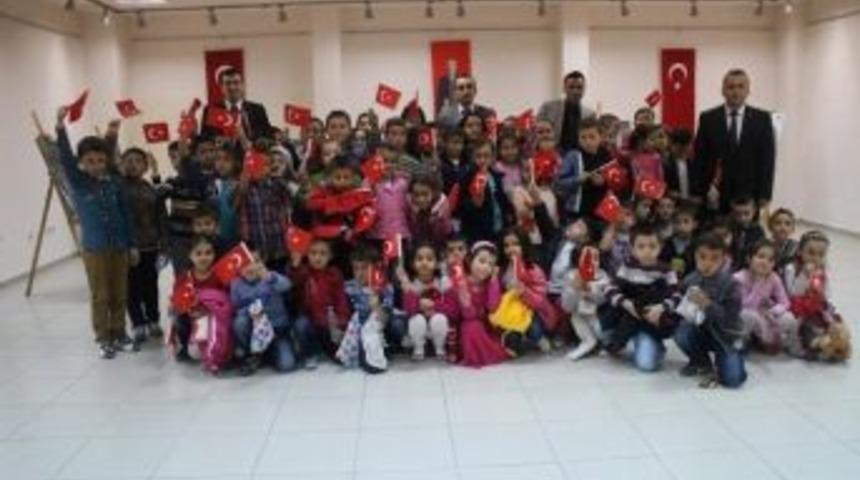 &Ouml;ğrencilerden Sergiye Yoğun İlgi