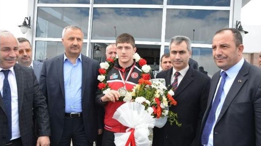 G&uuml;reşin Avrupa Fatihine Coşkulu Karşılama