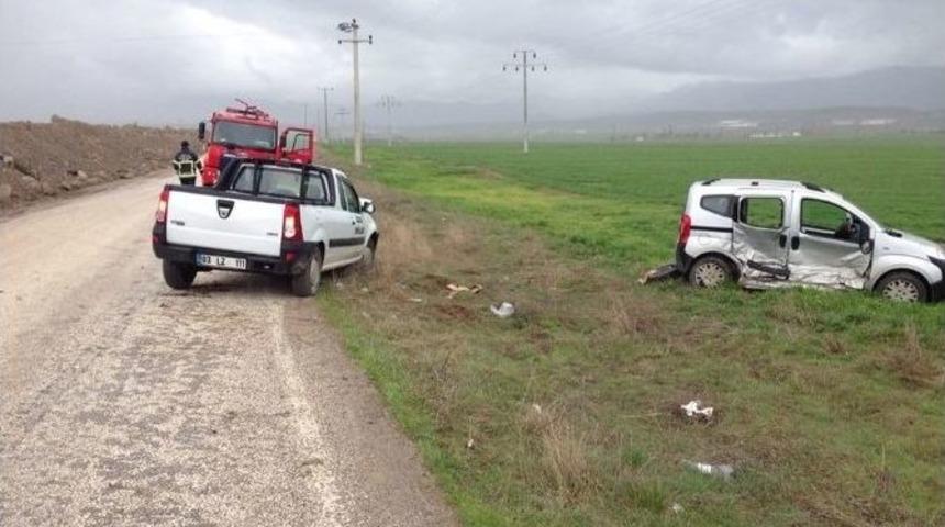 &Ccedil;ukurdan Ka&ccedil;arken Kaza Yaptılar: 5 Yaralı