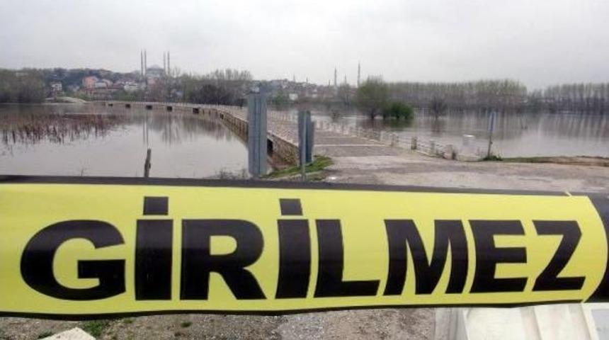 Edirne&rsquo;De Nehirler Y&uuml;kseldi, K&ouml;pr&uuml;ler Trafiğe Kapandı