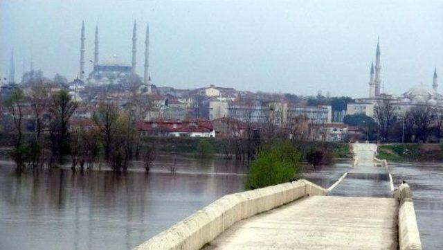 Edirne’De Nehirler Yükseldi, Köprüler Trafiğe Kapandı