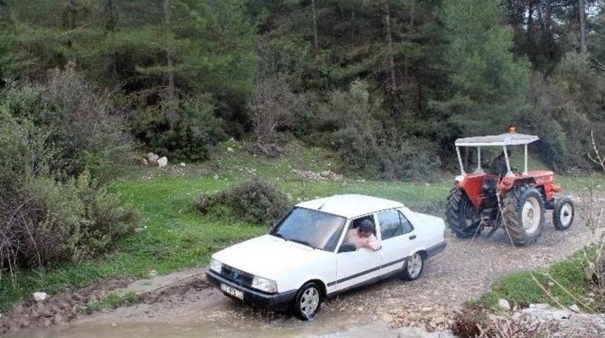 Mahalle İ&ccedil;inden Ge&ccedil;en Dere Ge&ccedil;it Vermiyor