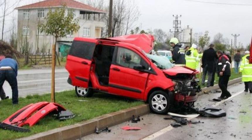 Aynı Şeritte Ters Y&ouml;n Kazası: 2 Yaralı