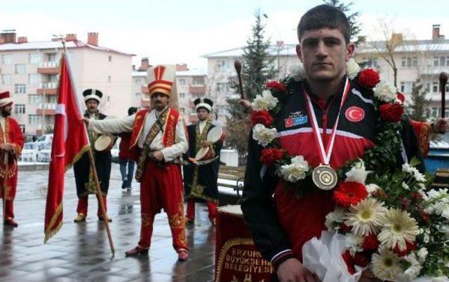 Avrupa 3'üncüsü Güreşçiye Memleketi Erzurum'da Mehteranlı Karşılama