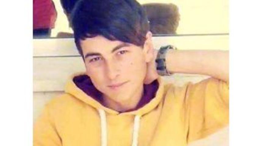 Okul Servisinde Arkadaşını Boğazını Keserek &Ouml;ld&uuml;rd&uuml;