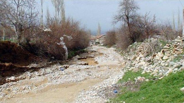 Sel Suları Yolu Yuttu