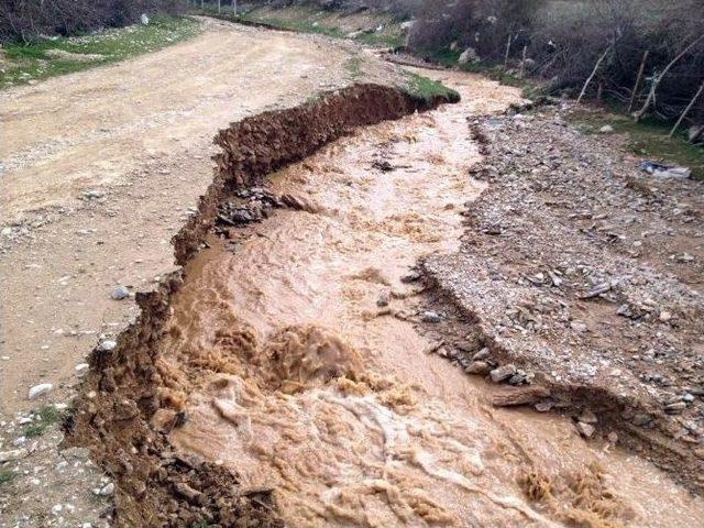 Sel Suları Yolu Yuttu