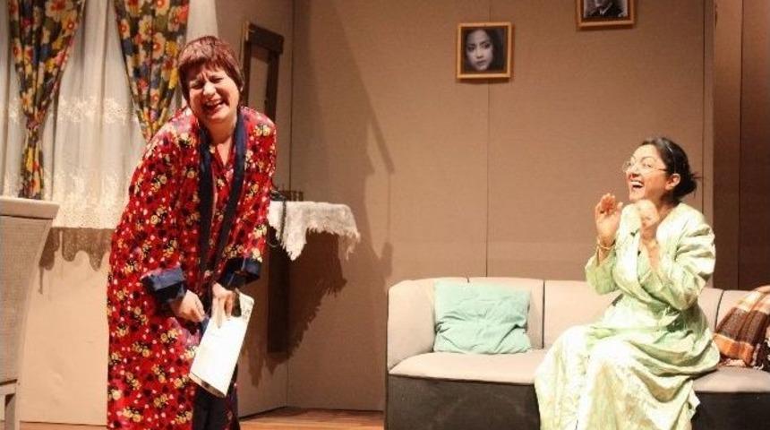 Aü Personel Tiyatrosu İzleyiciden Tam Not Aldı