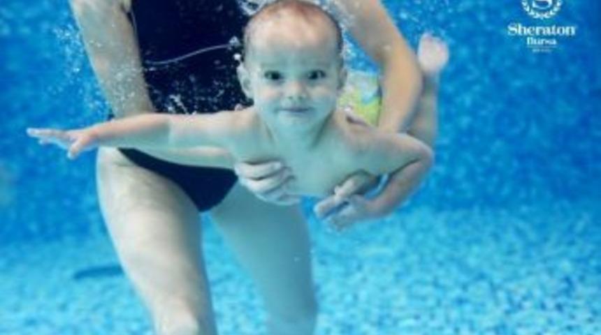 Bebekler Sheraton Bursa&rsquo;da Y&uuml;zme &Ouml;ğreniyor