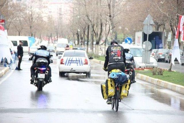 Barış İçin 74 Bin Kilometre Pedal Çevirecek