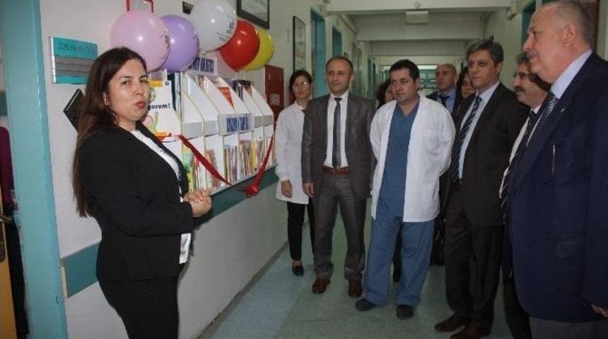 &Ccedil;ocuk Hastanesine Koridor Kitaplığı A&ccedil;ıldı