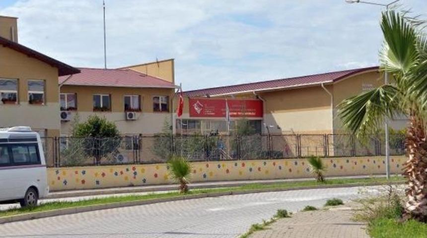 Sigara I&ccedil;en Yurt Kızlarına S&uuml;p&uuml;rge Sapıyla Dayak Iddiası