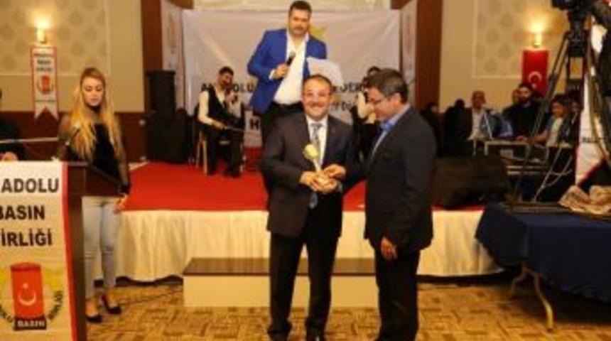 Mehmet Fatih G&uuml;ven&rsquo;e Yılın Belediye Başkanı &Ouml;d&uuml;l&uuml;