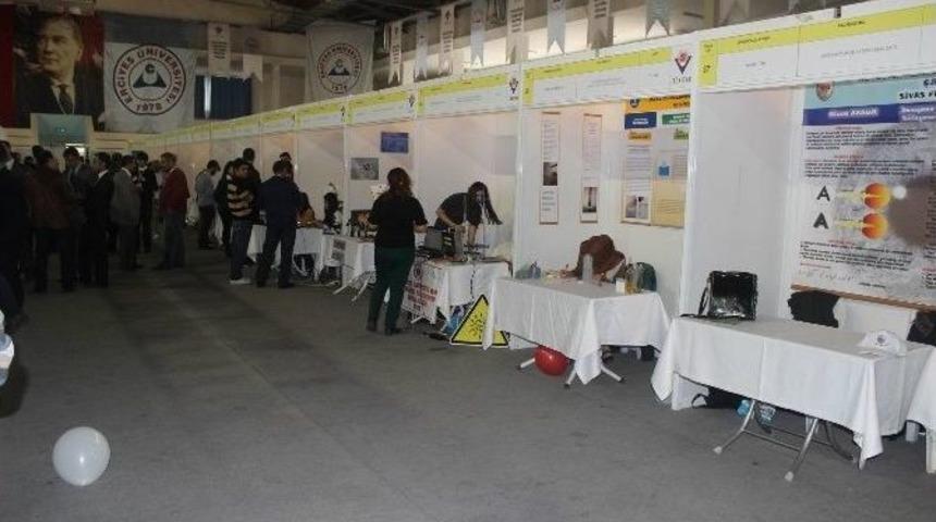 Liseli &Ouml;ğrenciler Projelerini G&ouml;r&uuml;c&uuml;ye &Ccedil;ıkardı