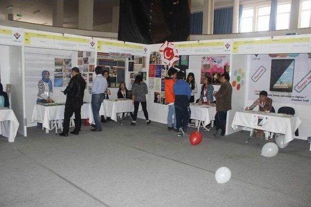 Liseli &Ouml;ğrenciler Projelerini G&ouml;r&uuml;c&uuml;ye &Ccedil;ıkardı 1