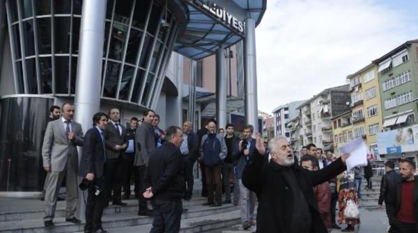 &Ouml;fkeli Fırıncı Belediye Binası &Ouml;n&uuml;nde Yine Protesto Yaptı