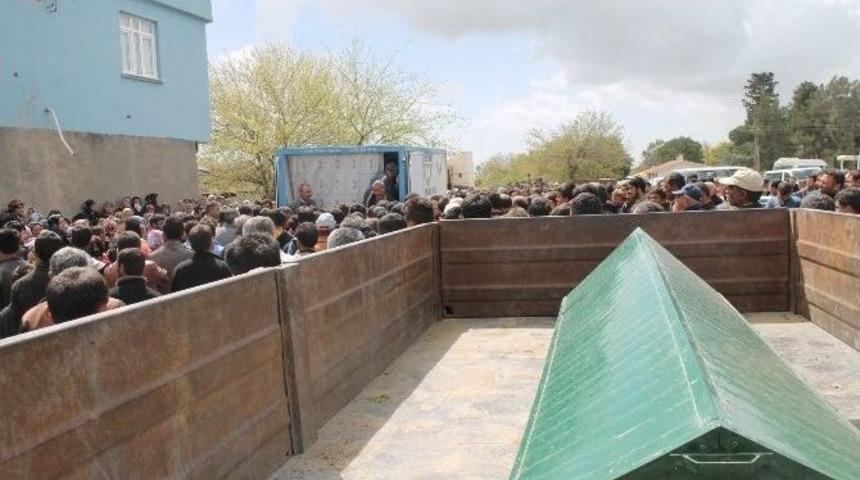 Boğazı Kesilerek &Ouml;ld&uuml;r&uuml;len &Ouml;ğrenci Toprağa Verildi