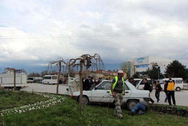 Komandoları Taşıyan Minibüs Ile Otomobil Çarpıştı: 1 Yaralı