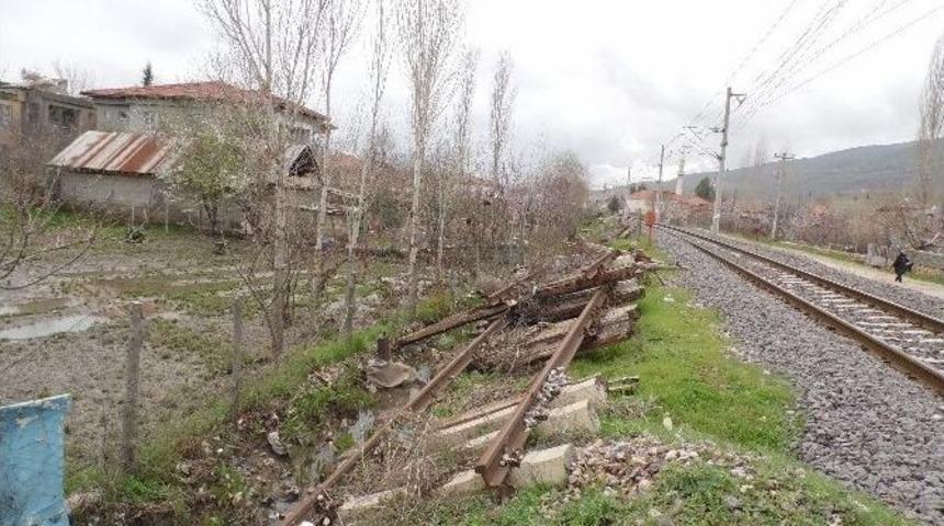 Devlet Demir Yollarının Rayları Kanalları Tıkıyor