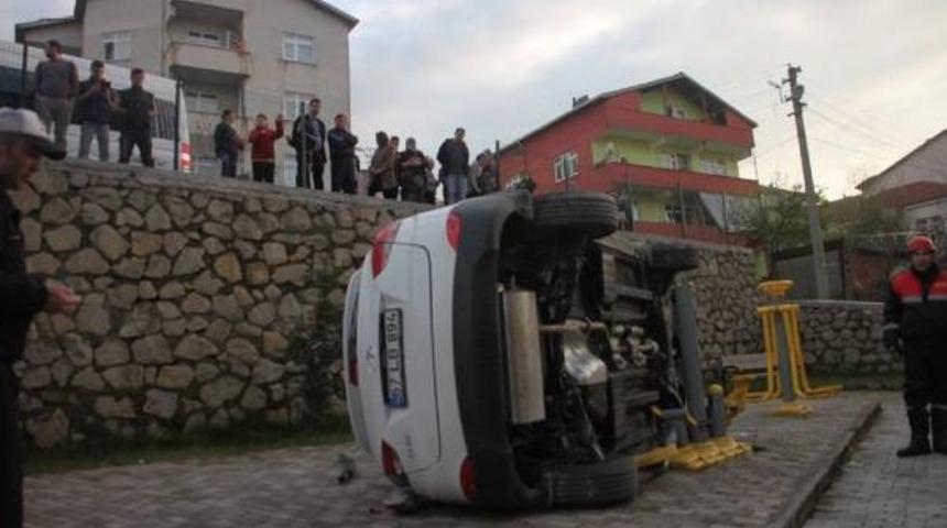 Acemi Kadın S&uuml;r&uuml;c&uuml; 3 Metre Y&uuml;kseklikten &Ccedil;ocuk Parkına U&ccedil;tu: 2 Yaralı