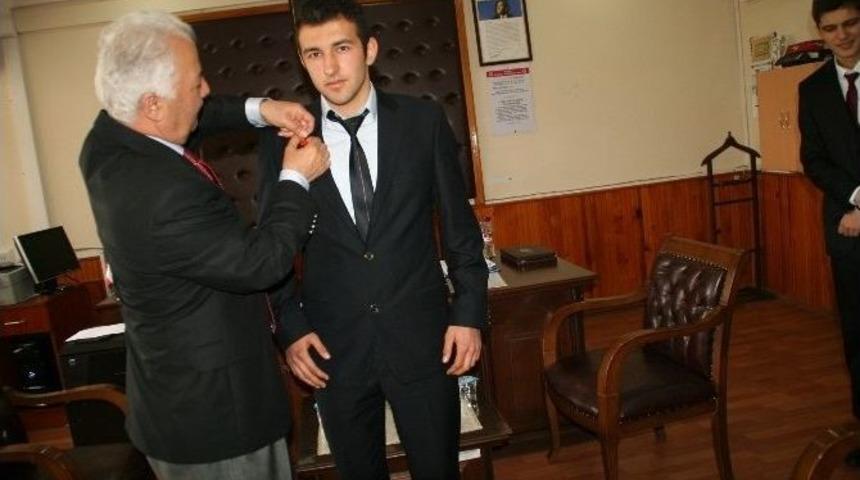 İl&ccedil;e Milli Eğitim M&uuml;d&uuml;r&uuml; Ve &Ouml;ğretmenler &Ouml;ğrencilerini Altı İle &Ouml;d&uuml;llendirdiler