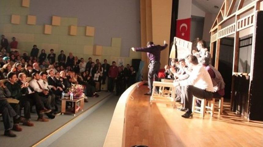 T&uuml;gva&rsquo;dan D&uuml;nya Tiyatro G&uuml;n&uuml;&rsquo;ne &Ouml;zel Program