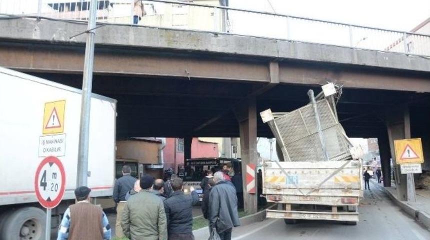 Tır K&ouml;pr&uuml;de Sıkıştı, Trafik Fel&ccedil; Oldu