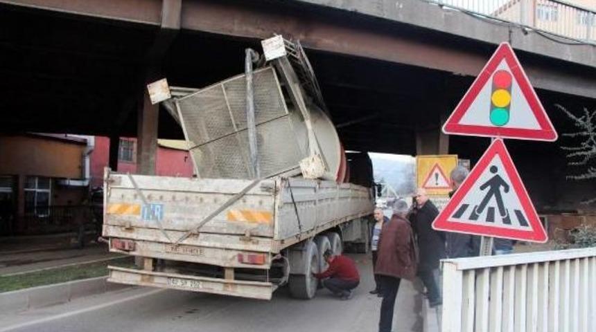 Zonguldak'ta Tır K&ouml;pr&uuml;ye Sıkıştı