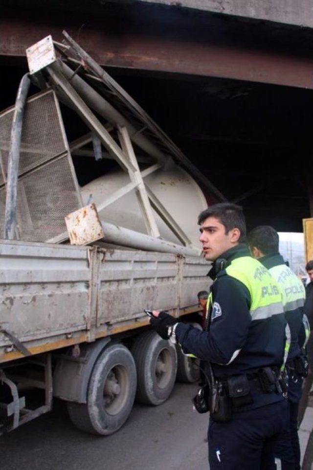 Zonguldak'ta Tır Köprüye Sıkıştı