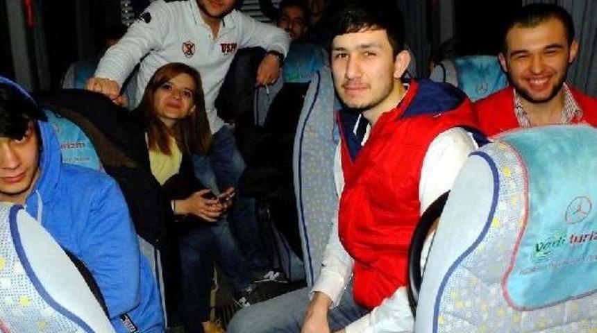 D-100'e &Ccedil;ıkan 3 Ineğe Servi Aracı &Ccedil;arptı: 4 &Ouml;ğrenci Yaralı, 3 Inek Telef Oldu