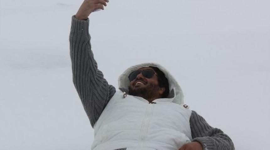 Rize’de Kar İle İlk Kez Tanışan Arap Turizmciler Şaşkınlıklarını Gizleyemedi