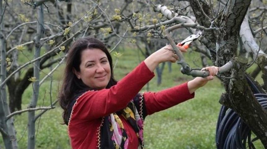 K&ouml;yl&uuml; Kıyafeti Giyip &Ccedil;ift&ccedil;ilerle Tarlada &Ccedil;alıştı