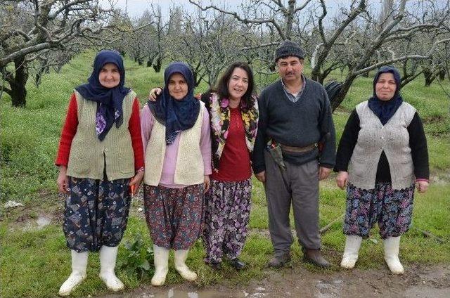 Köylü Kıyafeti Giyip Çiftçilerle Tarlada Çalıştı