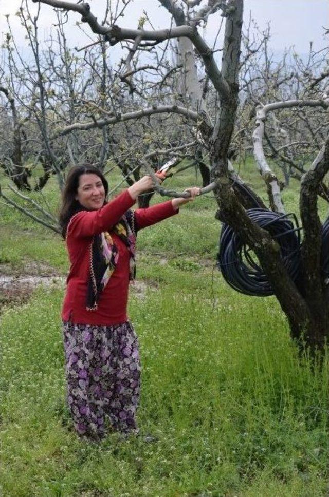 Köylü Kıyafeti Giyip Çiftçilerle Tarlada Çalıştı