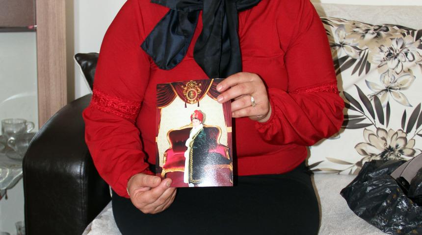 Merdivenden d&uuml;şt&uuml;kten sonra oğlu &ouml;len anne: D&ouml;verek &ouml;ld&uuml;rm&uuml;şler