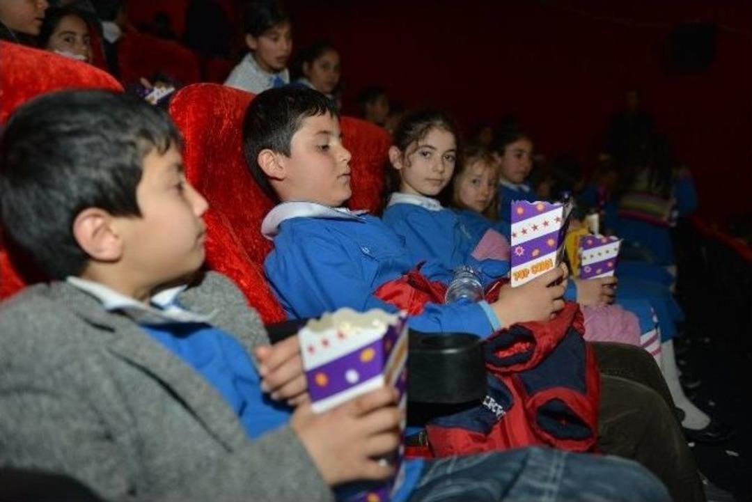 Ali Korkut Amcaları 1500 K&ouml;y &Ccedil;ocuğunu Sinemayla Tanıştırdı