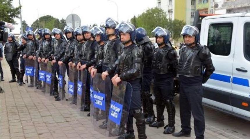 Zabıtadan Robocop Kıyafetiyle Seyyar Satıcı Operasyonu