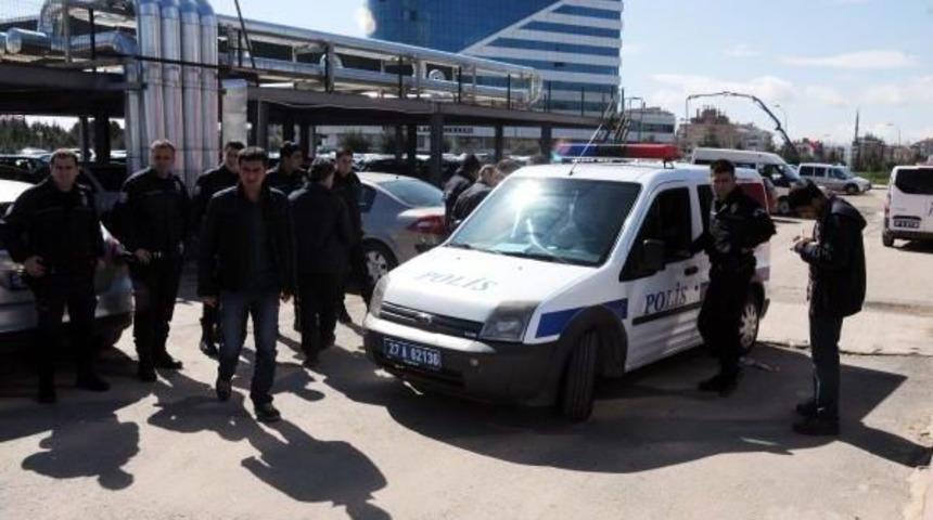 Adliye &Ouml;n&uuml;nde Kavgaya 6 G&ouml;zaltı