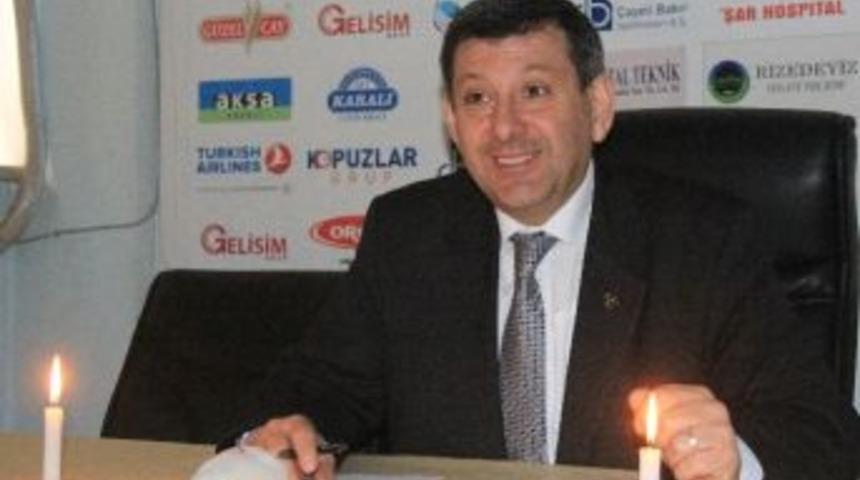 Elektrikler Kesilince Mum Işığında Basın Toplantısı D&uuml;zenledi