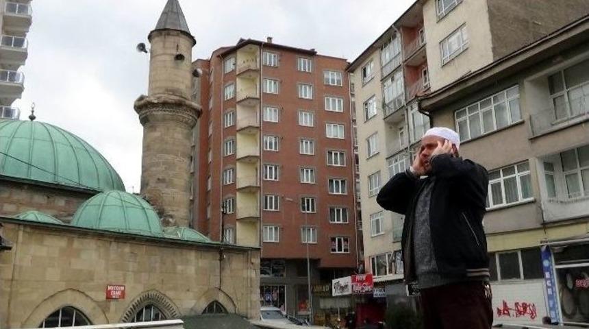 &Ouml;ğle Ezanını Şadırvanın &Ccedil;atısına &Ccedil;ıkarak Okudu
