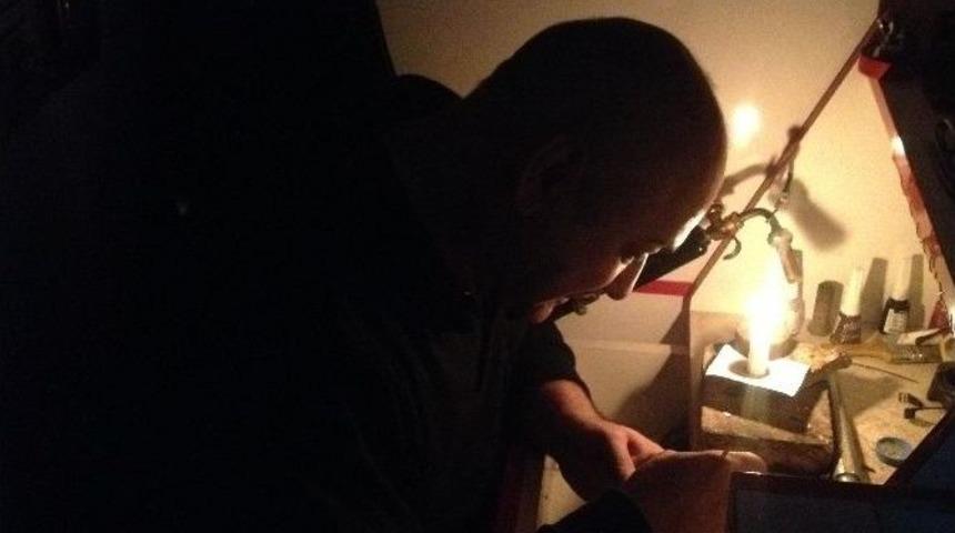 Elektrik Olmayınca Mumla &Ccedil;alıştılar