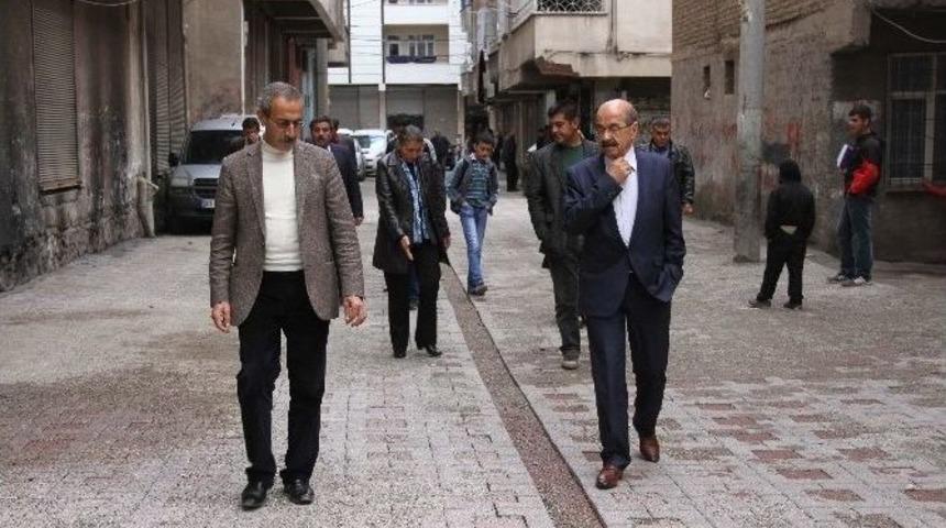 Eşbaşkanlar Bağlar&rsquo;da Parke Taşı D&ouml;şeme &Ccedil;alışmalarını Denetledi