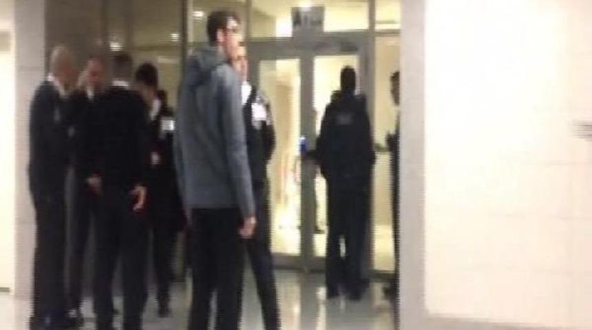 Adliye I&ccedil;indeki Hareketlilik; Savcının Odasının &Ouml;n&uuml; (1)