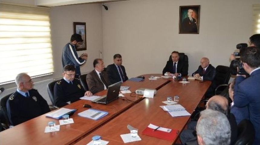 Vali Altıparmak Başkanlığında Kent İ&ccedil;i Trafik G&uuml;venliği Toplantısı Yapıldı