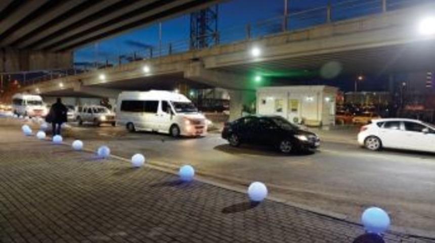 Işıklı Mantarlar Yayalara Kolaylık Sağlıyor