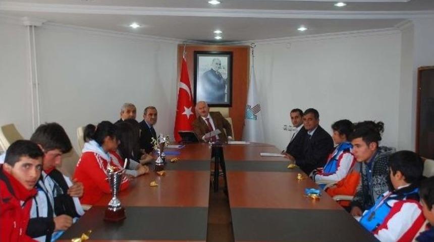 Vali &Ouml;zt&uuml;rk&rsquo;ten Madalyaların İsimlerine Uygun Yapılması Talebi